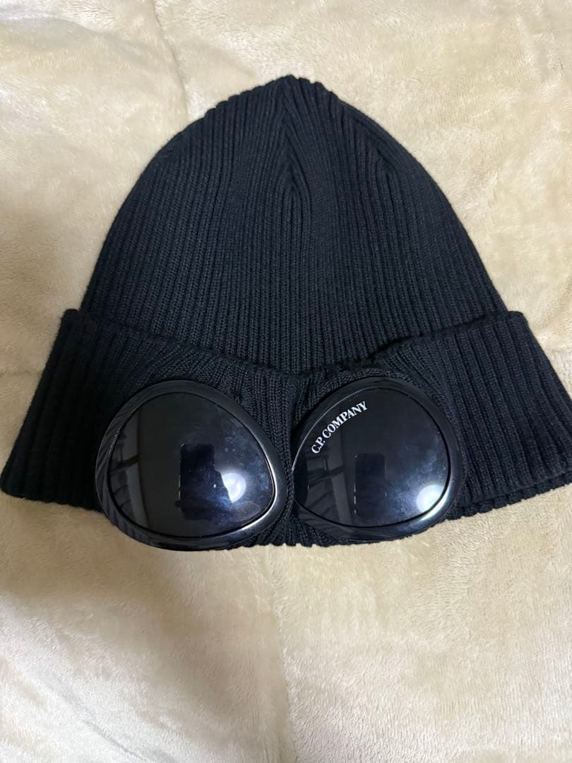 C.P. Company サングラス付きニット帽 黒
