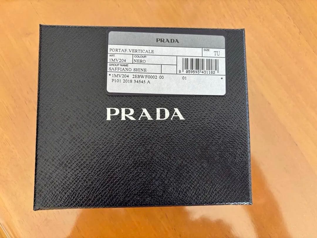 PRADA ブラック レザー 二つ折り財布　サフィアーノ