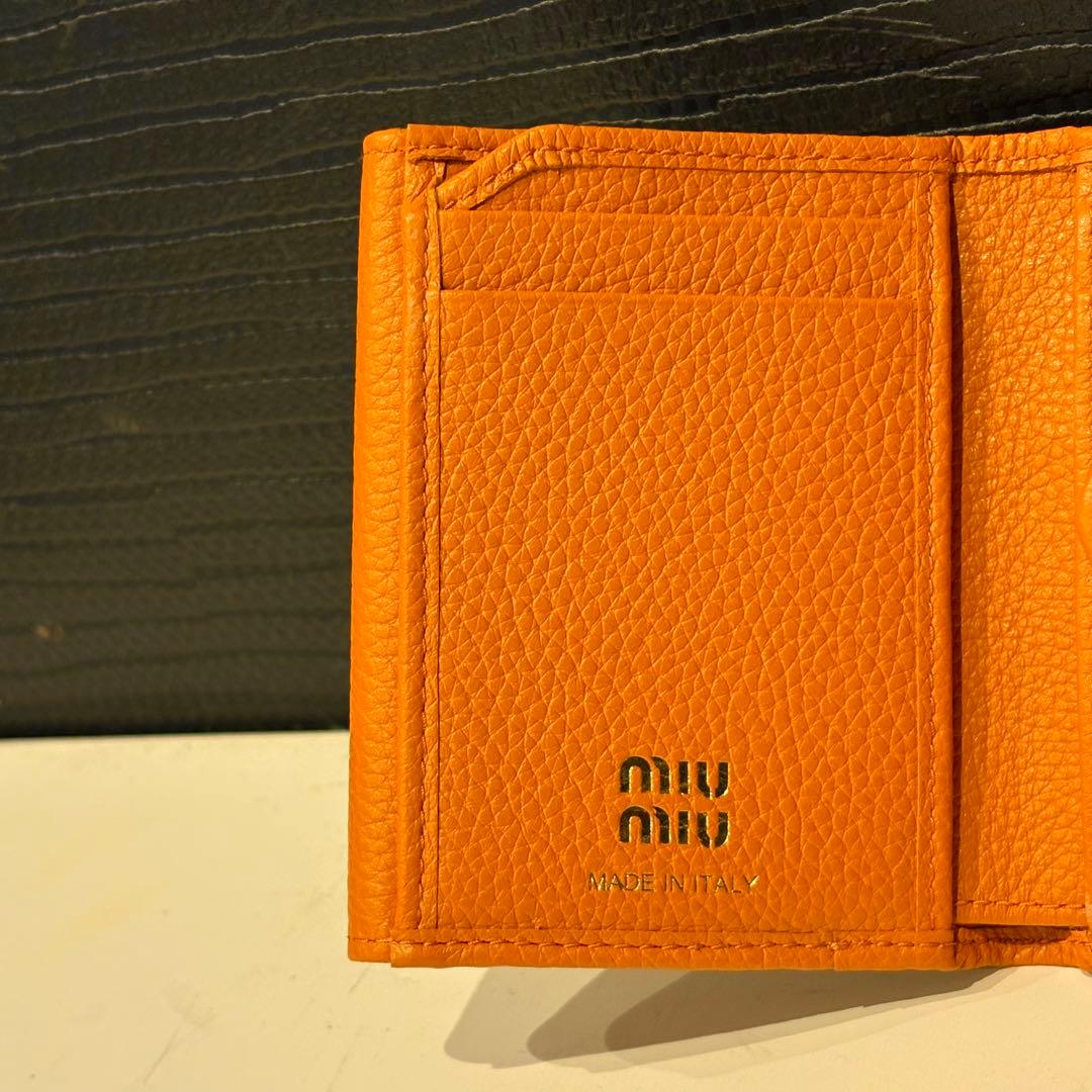 お値下げ新品⭐︎MIU MIU⭐︎三つ折り財布ヴィッテロダイノミニオレンジレア現行型
