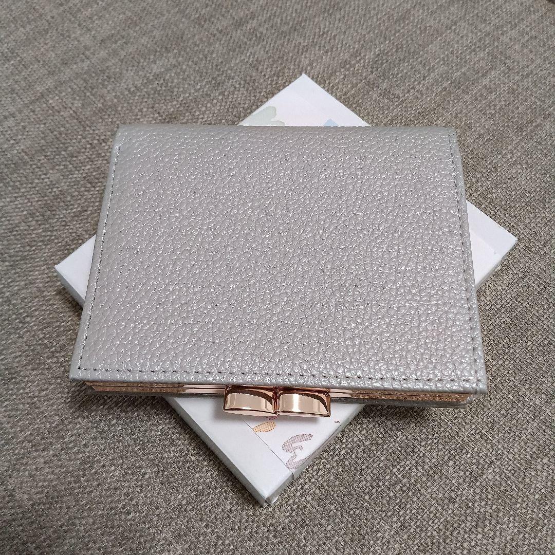 【新品未使用】皇居　菊の御紋入り　二つ折り財布　がま口　シルバー　銀色　牛革製