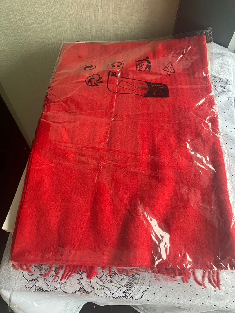 カシミヤストール高質　フランス製　鮮やか赤 大判 フリンジ付　新品札付き