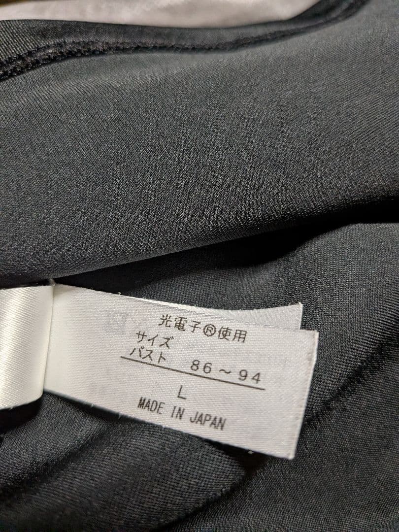 GRANTイーワンズ　BIBI ブラック Vネック Tシャツ クロスストラップ
