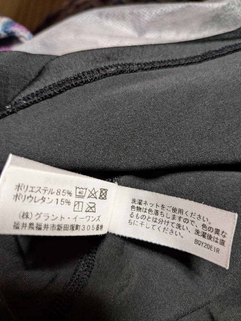 GRANTイーワンズ　BIBI ブラック Vネック Tシャツ クロスストラップ