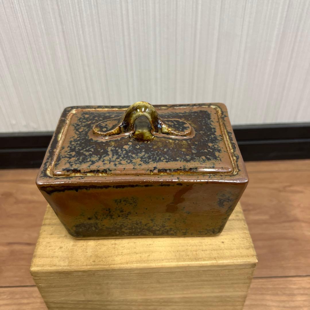 茶色の長方形陶器 蓋付き