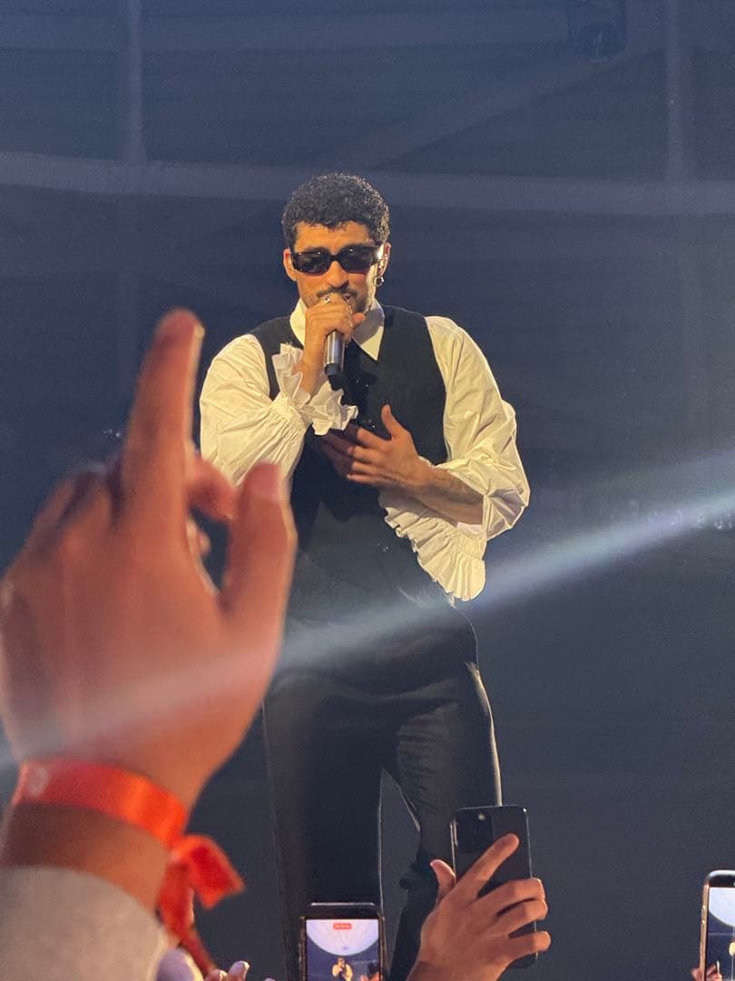 BAD BUNNY Tシャツとポスター バッドバニー べニート