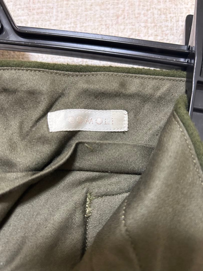 comoli モールスキンバックストラップパンツ