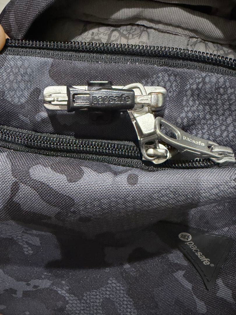 バッグ PACSAFE VIBE 25 GREY CAMO