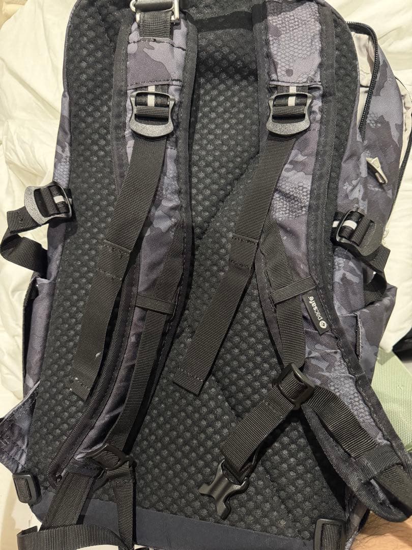 バッグ PACSAFE VIBE 25 GREY CAMO