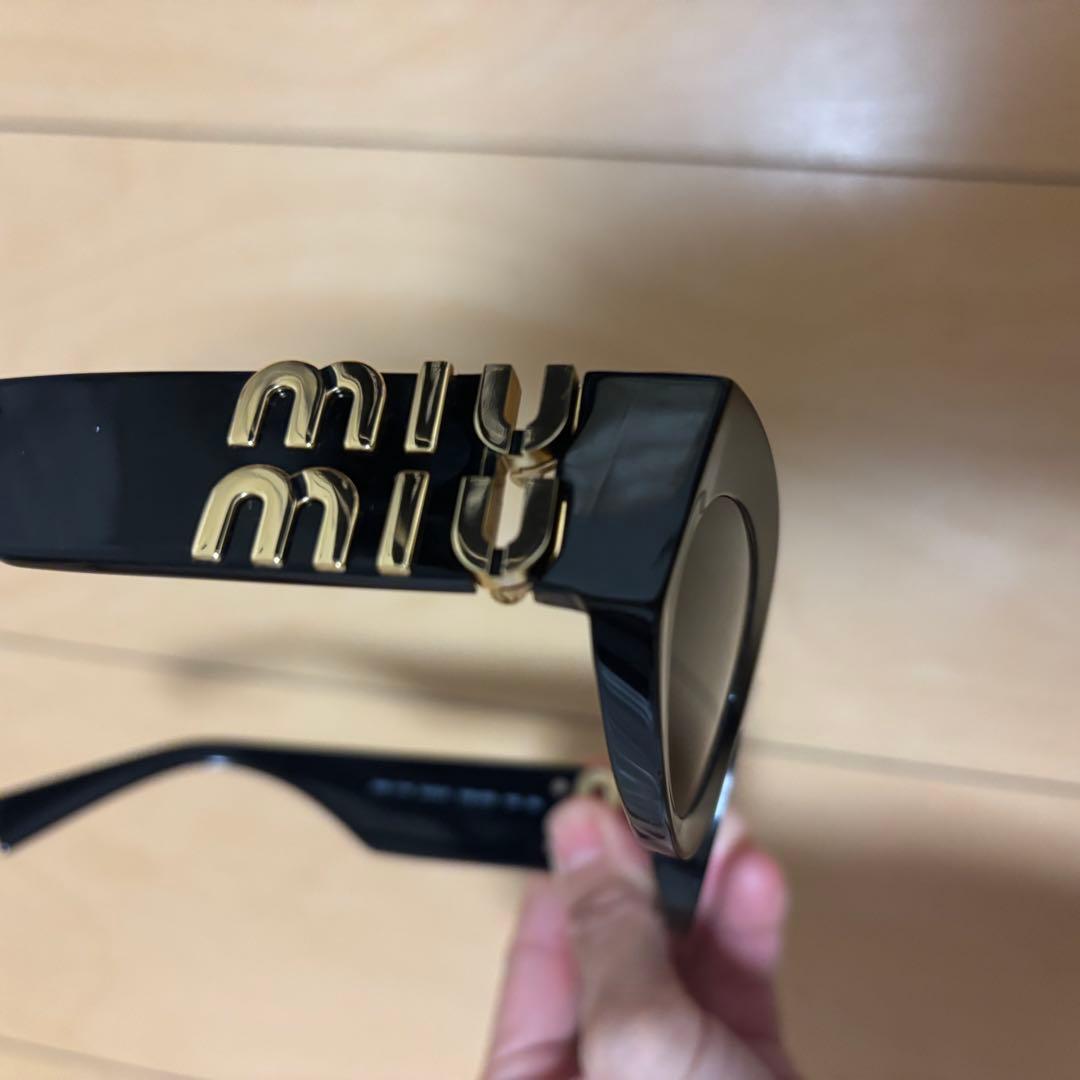 miumiu グリンプスサングラス