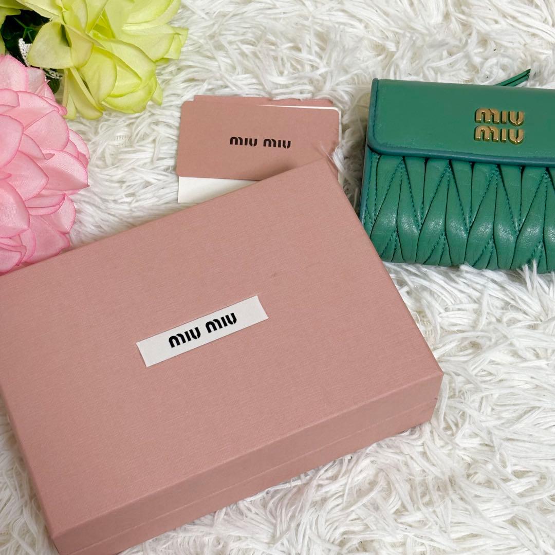 美品✨ミュウミュウ 現行 三つ折り財布 マテラッセ　ロゴ　緑 RFID 箱付き
