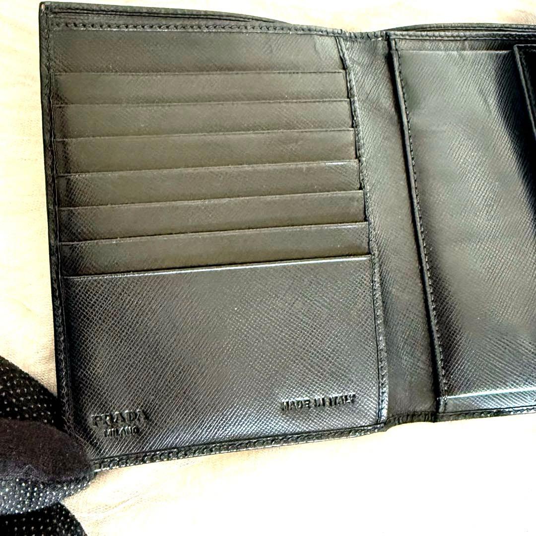 PRADA 三つ折り財布 ブラック サフィアーノ レザー三角ロゴ　黒