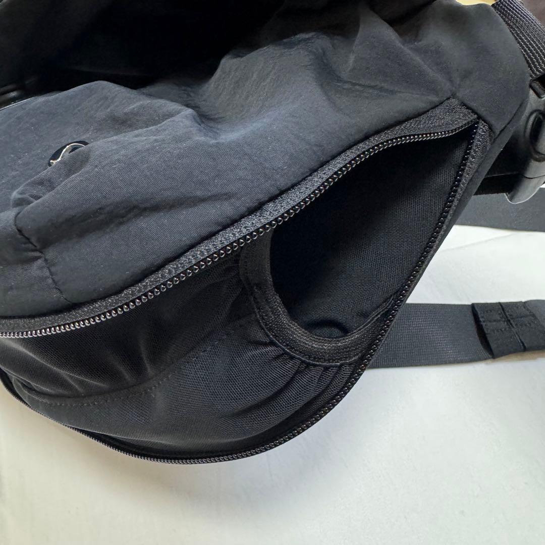 中古　ルルレモン　カーブ クロスボディバッグ 3L ブラック