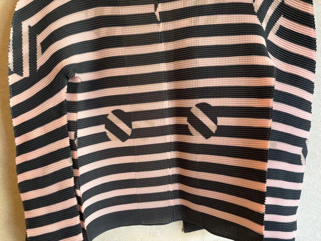 me ISSEY MIYAKE ボーダープリーツカーディガン