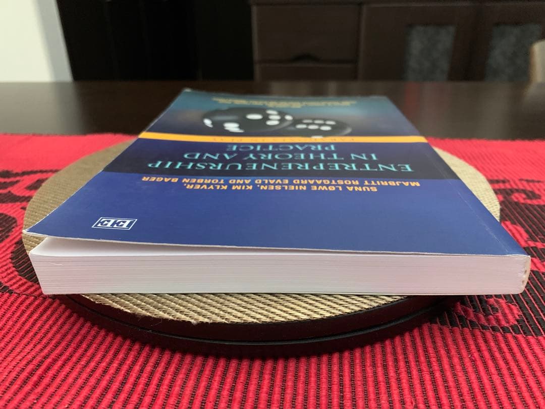 洋書 Entrepreneurship in Theory and Practice