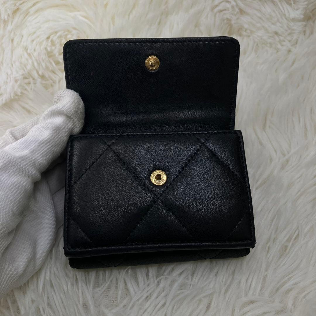 超美品　CHANEL シャネル19 ディズヌフ　ラムスキン　フラップ　三つ折り