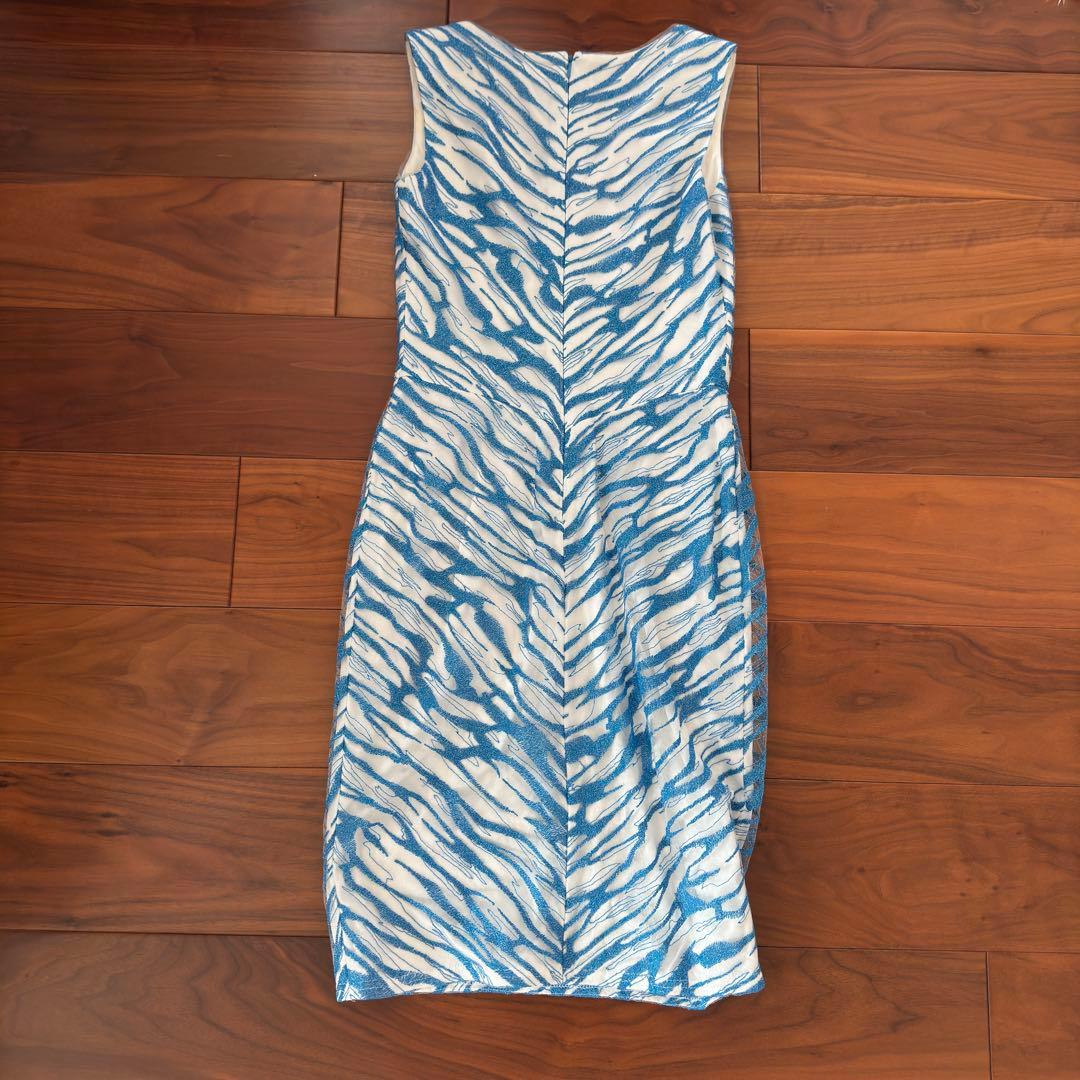 TADASHI SHOJI ノースリーブひざ丈ワンピース