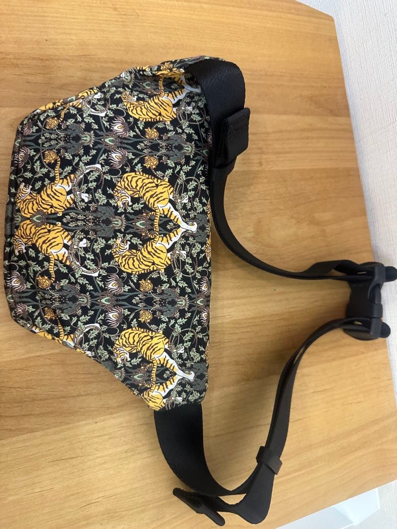 Onitsuka Tiger トラ柄 ボディバッグ
