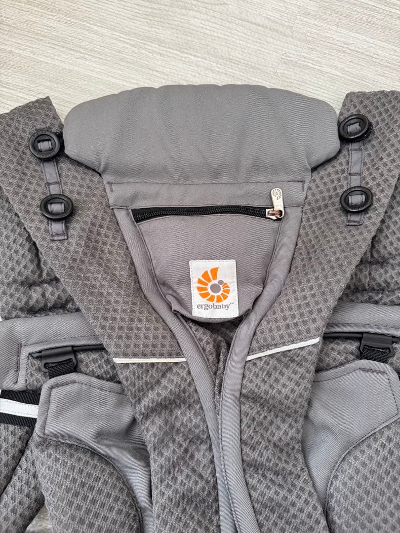 ergobaby ベージュ 抱っこ紐　オムニブリーズ グラファイトグレー