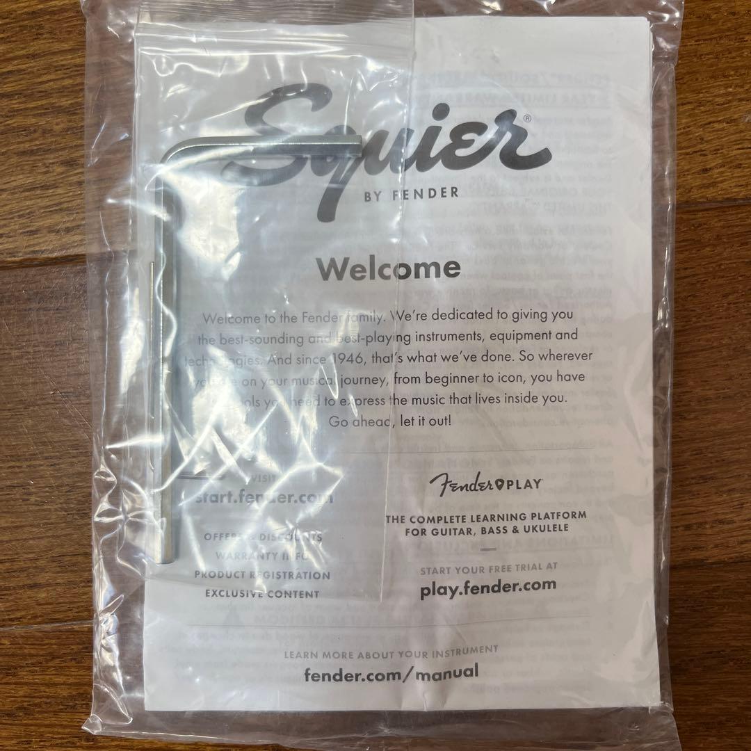 ク*チ様 Squier Fender エレキベース　ホワイト ダブルコイルピック
