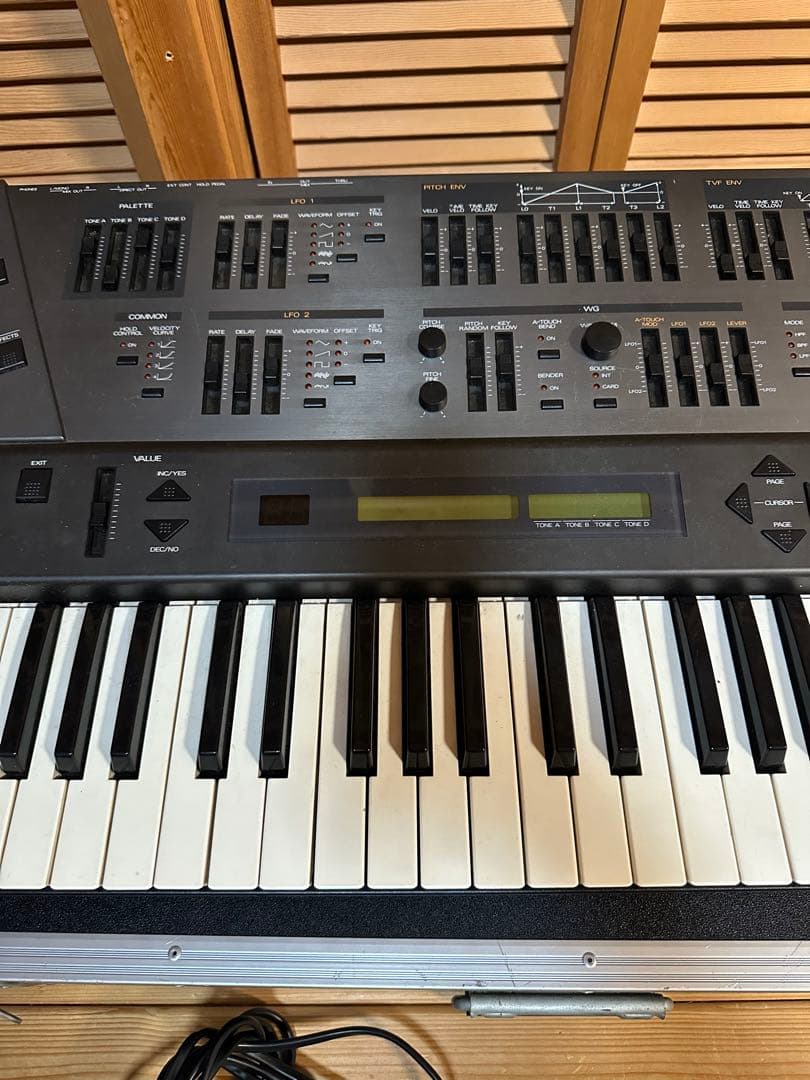 E*n様 Roland JD-800 シンセサイザー 61鍵　ハードケース付き