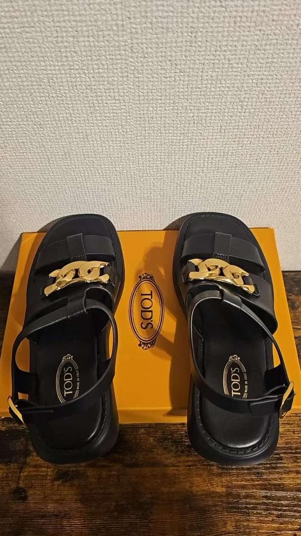 TOD'S 黒 レザー サンダル ゴールド