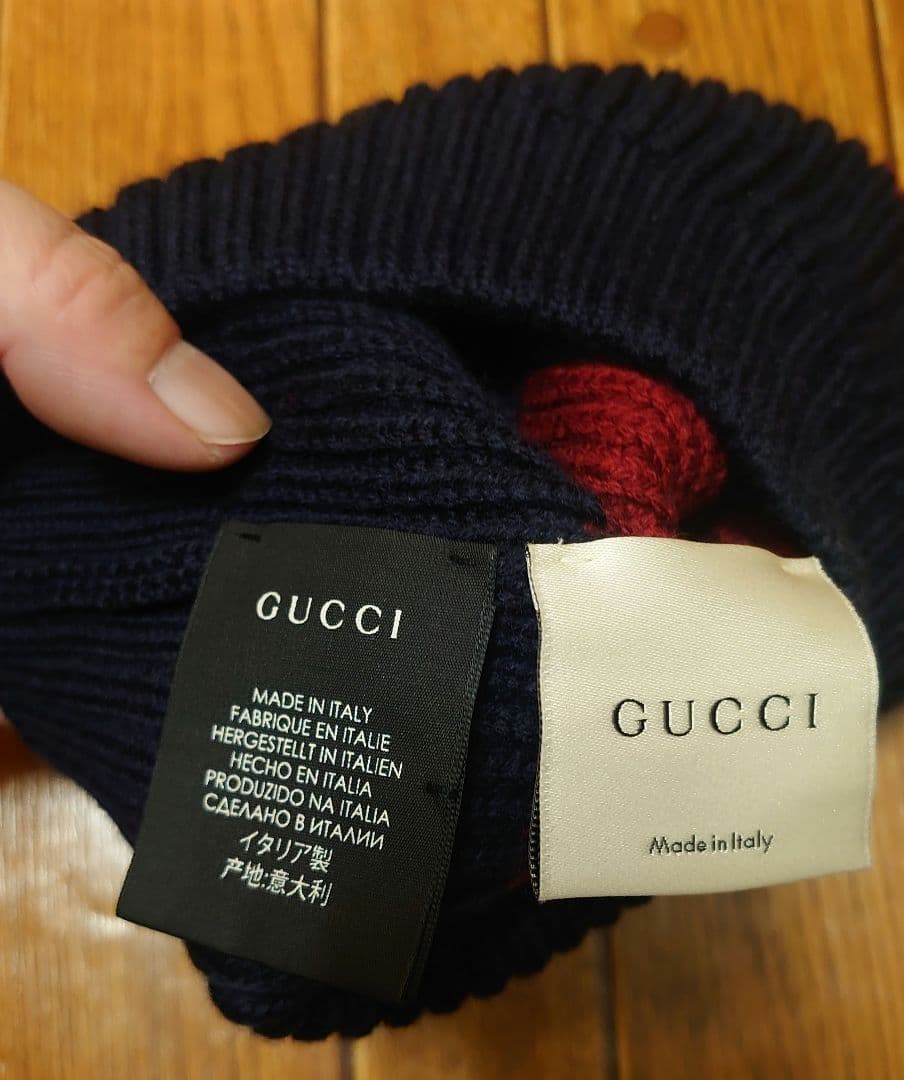 GUCCI ネイビーとレッドのニット帽