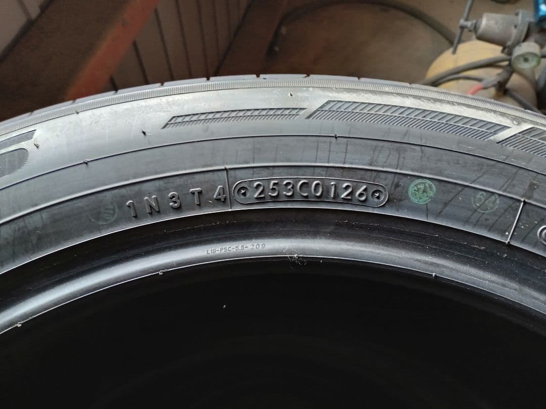 タイヤ225/55R19