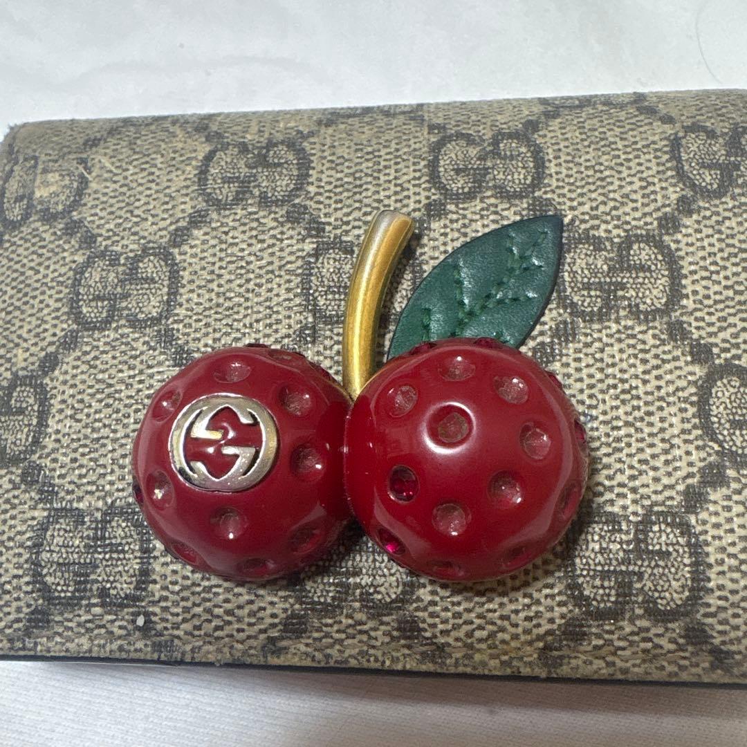 Gucci 二つ折り財布 チェリー　GGスプリーム