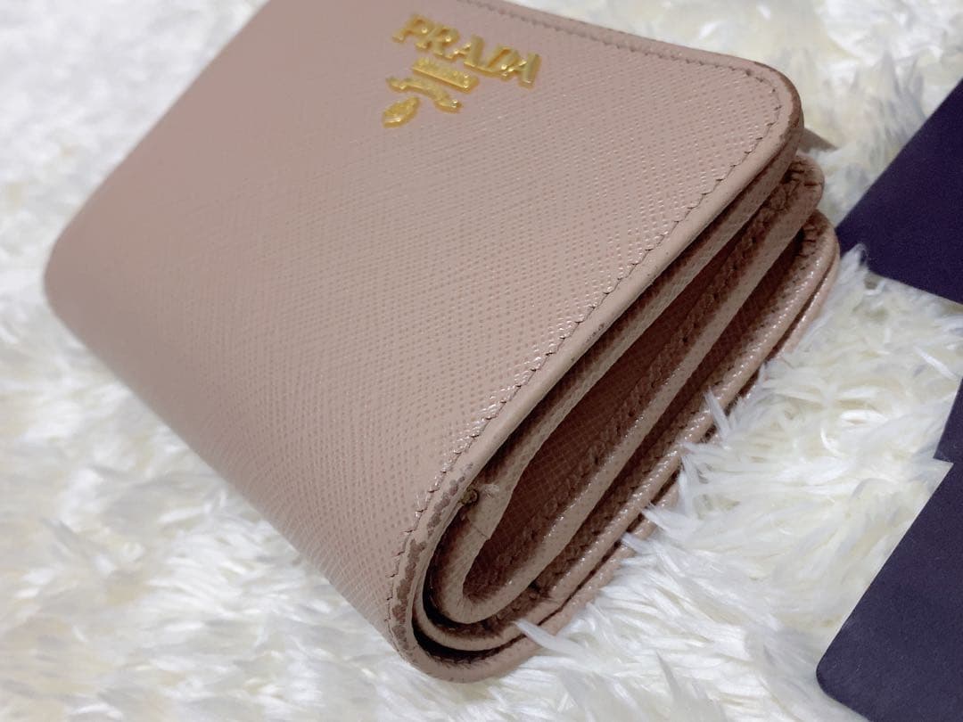 PRADA L字 金ロゴ サフィアーノ レザー 二つ折り財布 ピンクベージュ