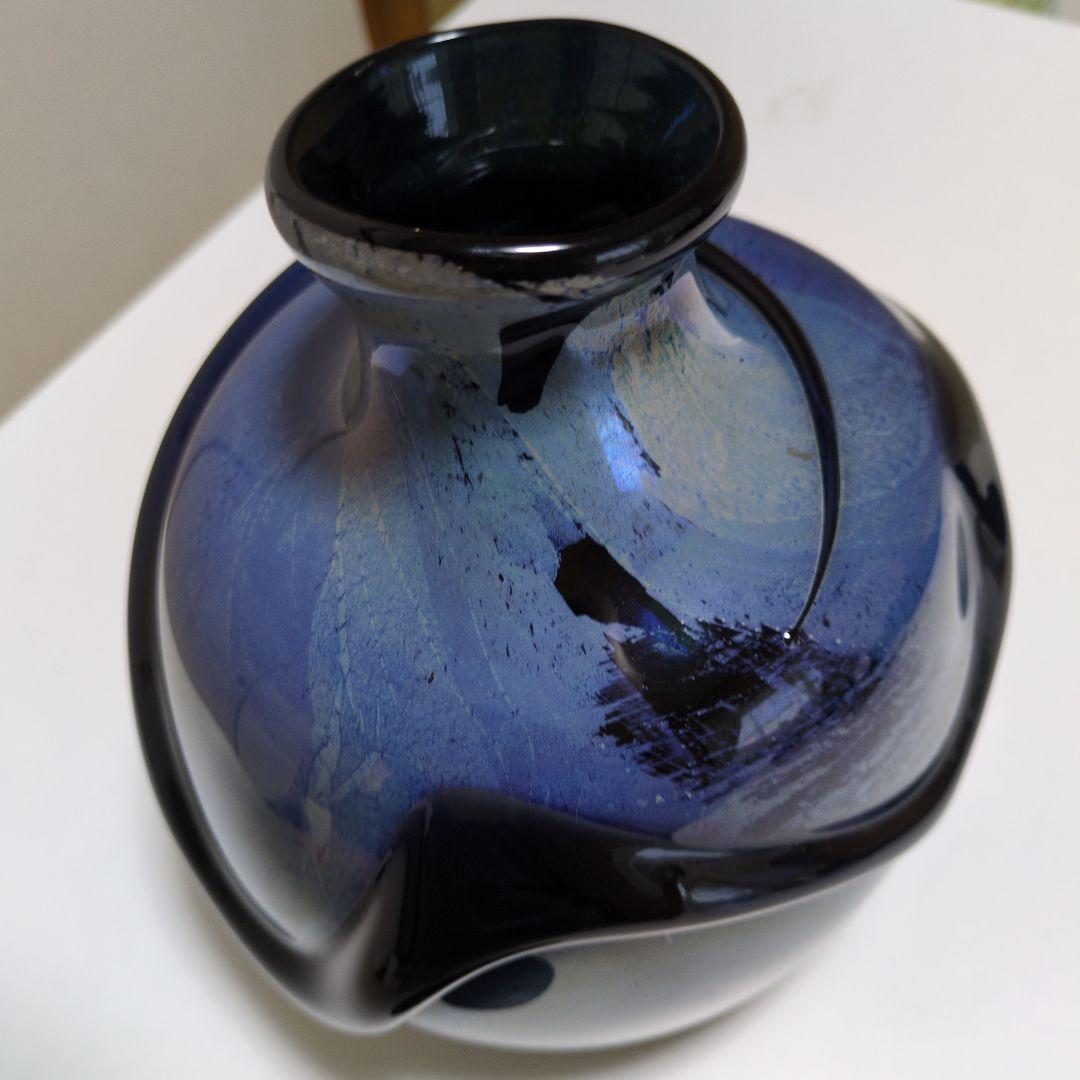 青色と黒の流線型陶器花瓶
