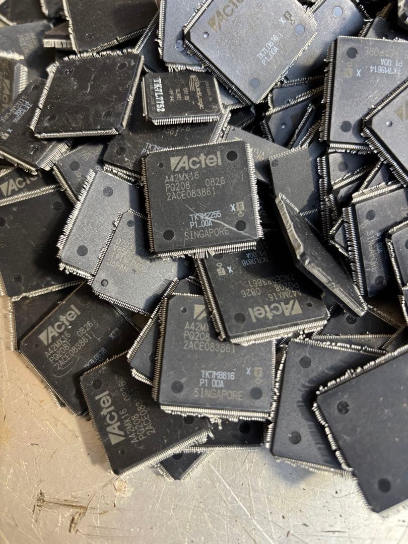 集積回路 、ICチップ まとめて約1.3kg 。ジャンク品