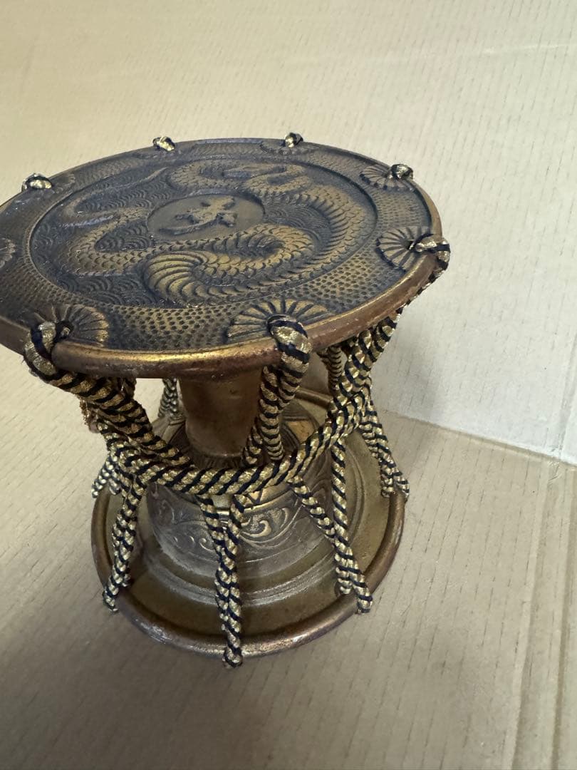 蛇の彫刻 金属製鼓