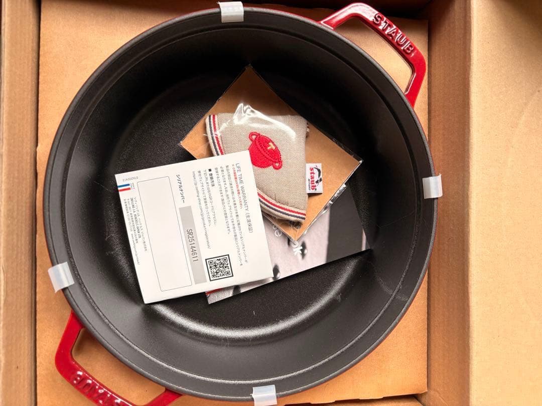 【新品】staub 26cm チェリー　ココットラウンド　ミトン付