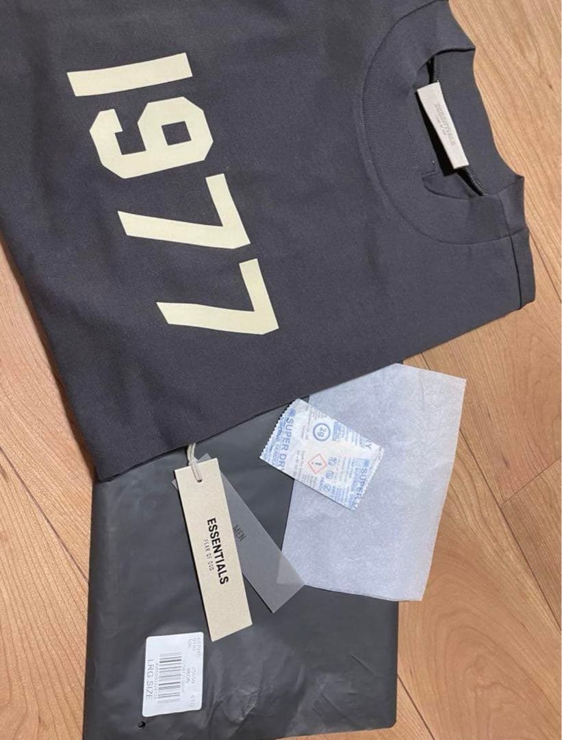 FEAR OF GOD ESSENTIALSフィアオブゴッド　1977 Tシャツ