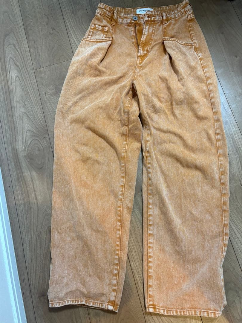 Lily brown タックデニムパンツ