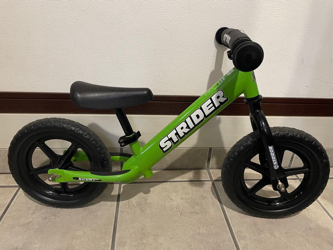 日本正規品　ストライダー　　緑　グリーン　12