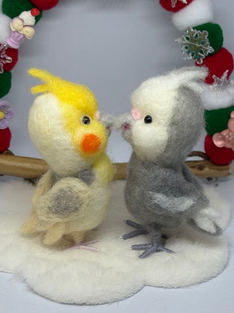 羊毛フェルト　ハンドメイド　クリスマスブランコにオカメインコ
