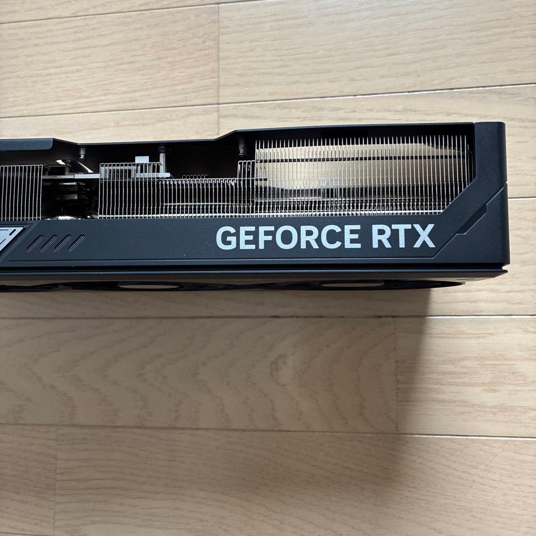 gigabyte グラボ 5090 ヒートシンク　3連ファン　バックプレート　箱