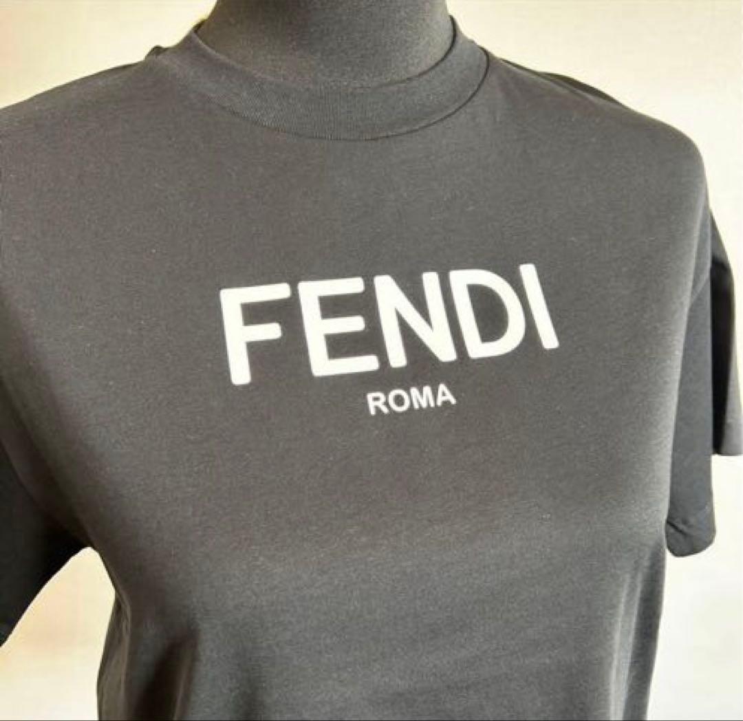 FENDI ブラック Tシャツ 半袖　sサイズ　ロゴ
