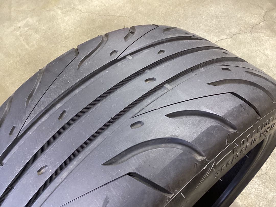 激安 255/35R18 アクセレラ 651 サマータイヤ 4本 送料込み