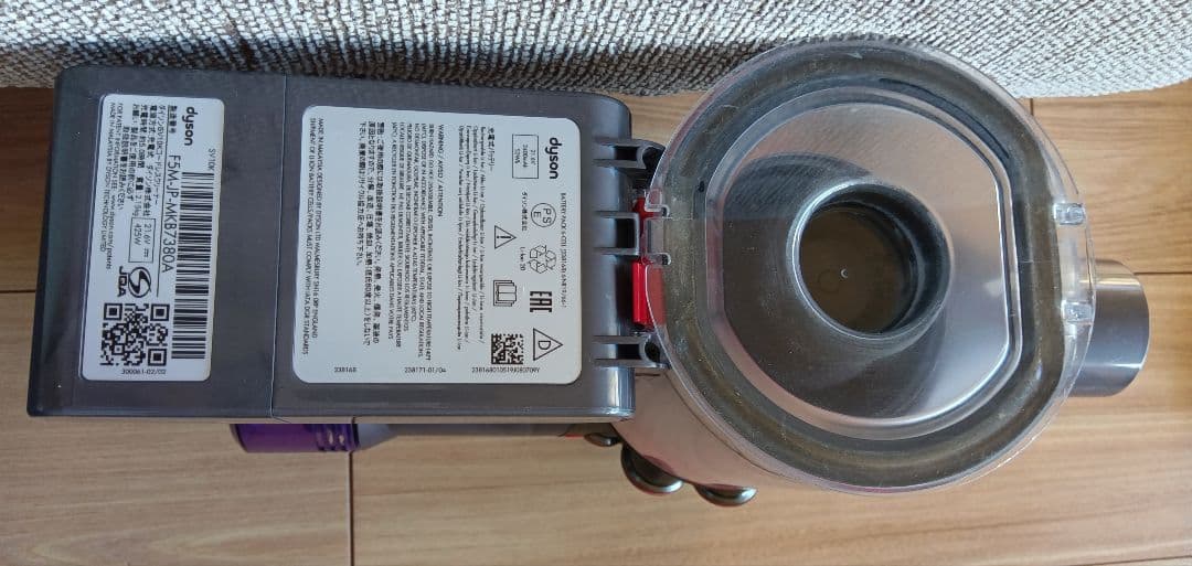 【値下げ】dyson v8 slim fluffy+ 本体　付属品　スタンド付き