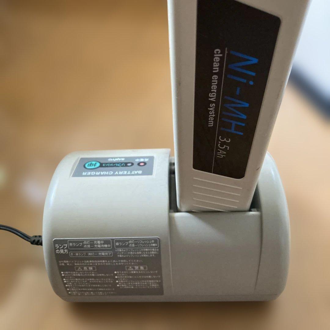 サンヨー充電器　CY-PAA4 バッテリー付属します