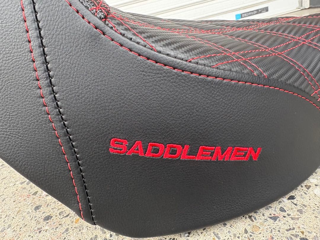 SADDLEMEN バイクシート 黒/赤 ダイヤモンドキルティング