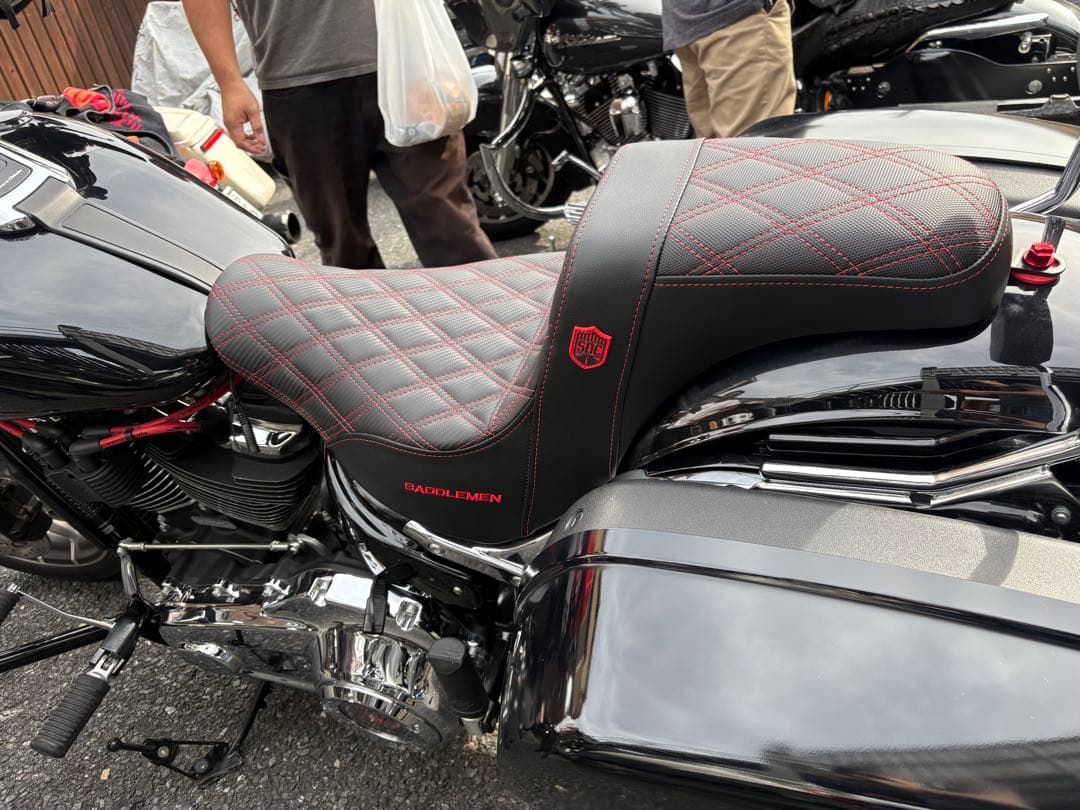 SADDLEMEN バイクシート 黒/赤 ダイヤモンドキルティング