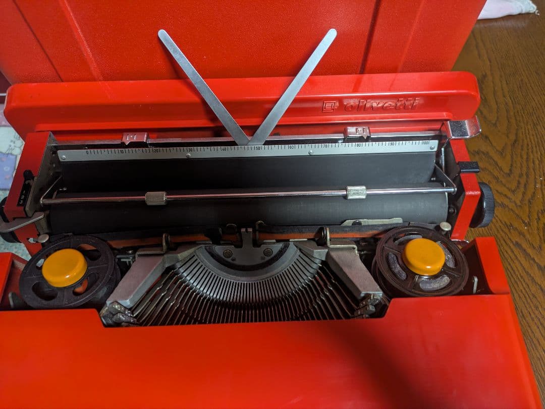olivetti valentine 赤バケツ　タイプライター