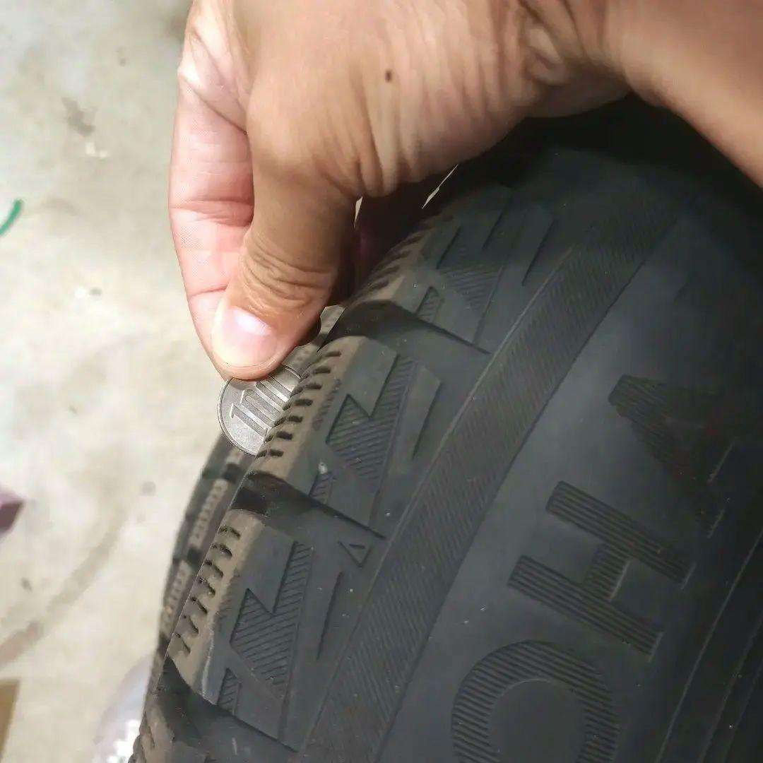 お値下げ【室内保管】スタッドレスタイヤ 225/60R17 99Q 4本セット