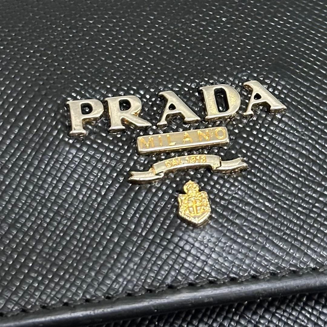 PRADA プラダ　折り財布　ロゴ金具　ブラック　サフィアーノレザー