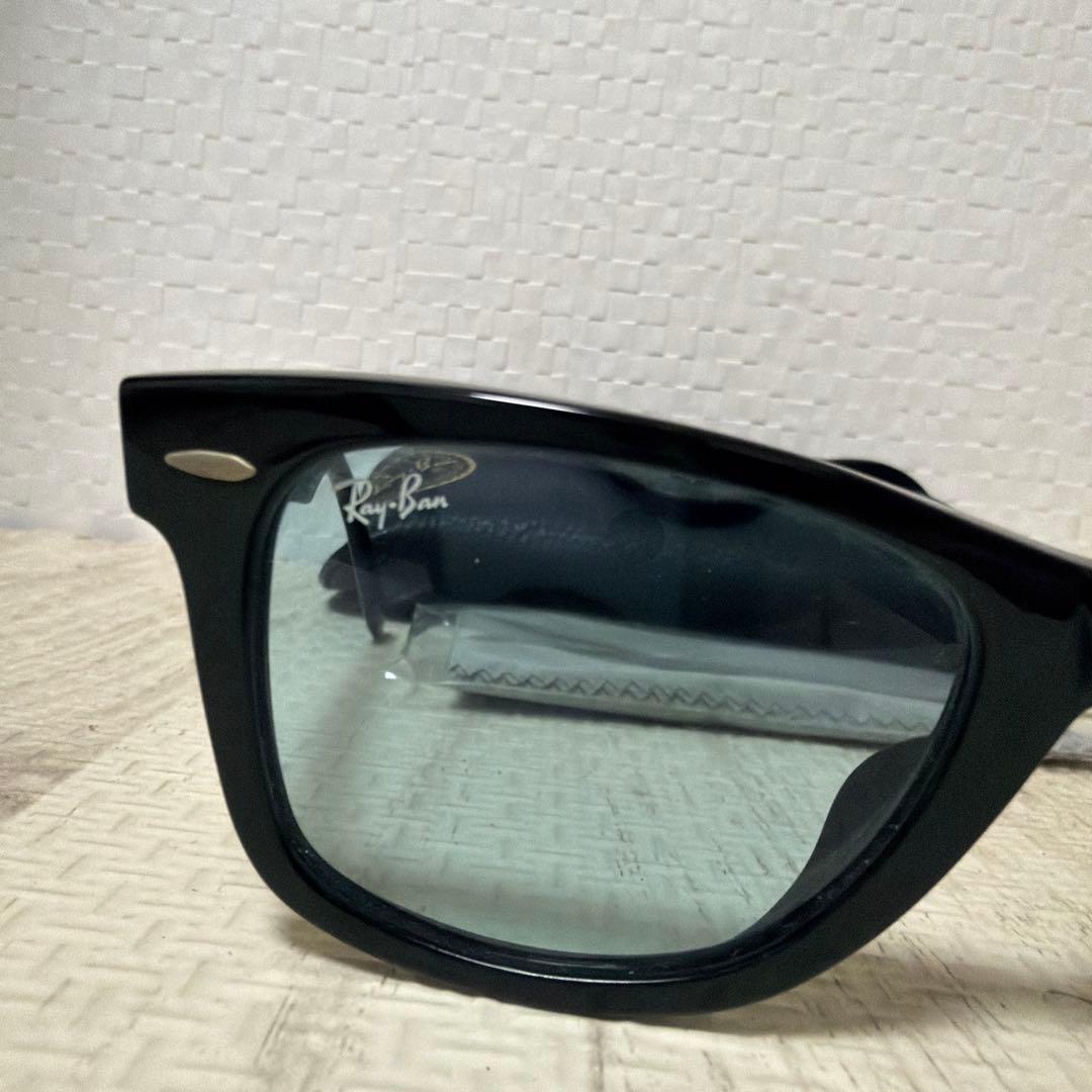 Ray-Ban Wayfarer ブラックサングラス ケース付き