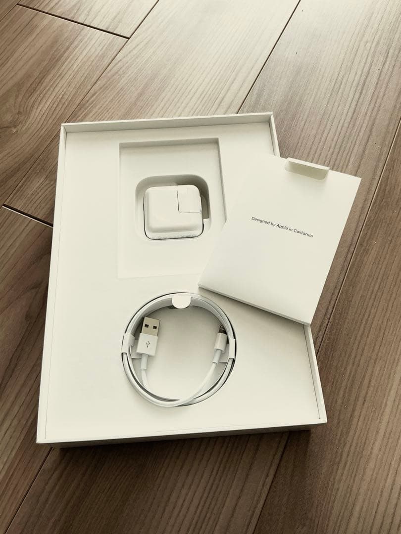 iPad (第6世代) Wi-Fi 32GB 未使用アダプター・ケーブル付き