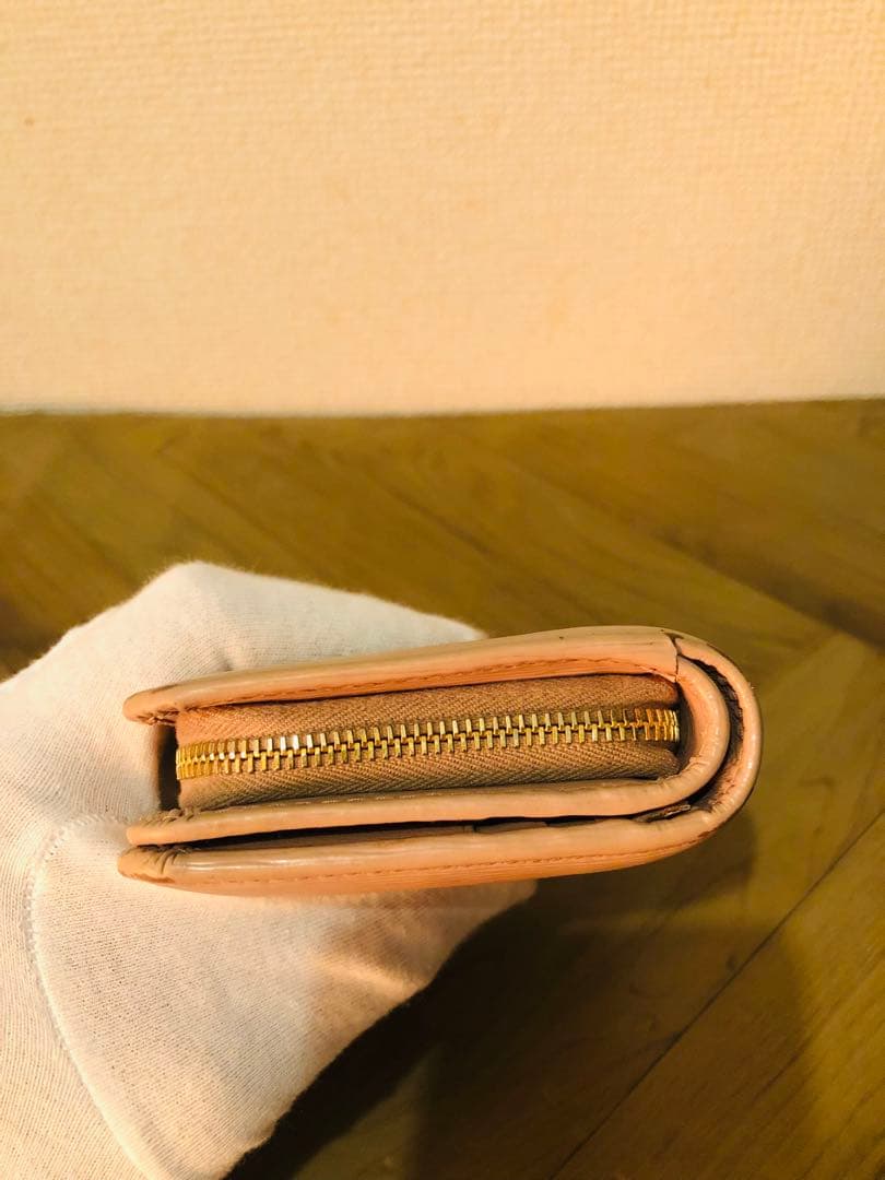 PRADA ベージュ 二つ折り財布 エナメルレザー　ICチップ(RFID)搭載